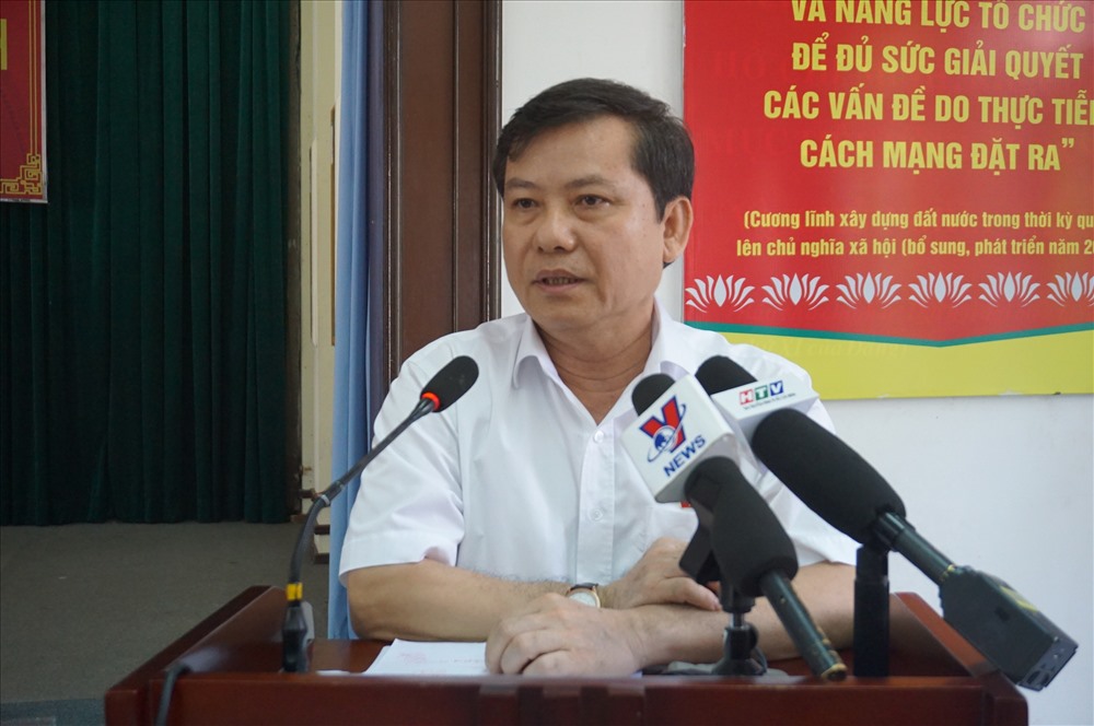 Ông Lê Minh Trí - Viện trưởng Viện Kiểm sát nhân dân tối cao trả lời cử tri tại buổi tiếp xúc cử tri quận 5.  Ảnh: M.Q