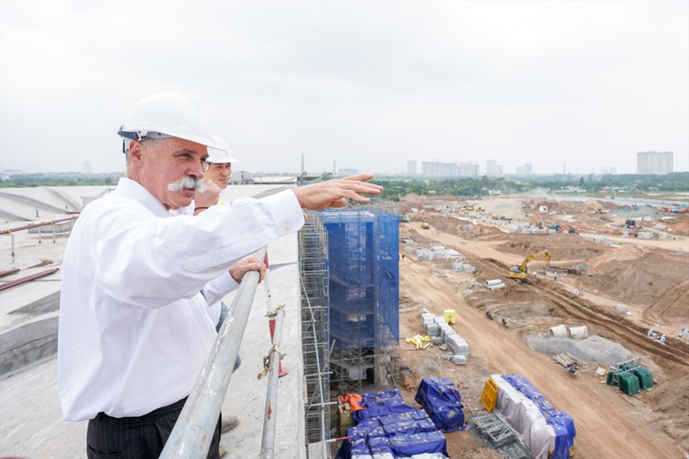 Trước lễ công bố nhà tài trợ chính chặng đua F1 Việt Nam 2020, ông Chase Carey đã đến thăm khu vực trường đua và bày tỏ ấn tượng với tiến độ xây dựng công trình này.