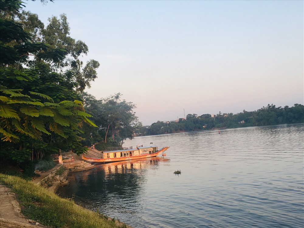 Dòng sông Hương thơ mộng, mềm mại như dải lụa mềm, xa xa những chiếc thuyền rồng cứ thế mà xuôi dòng. Hoàng hôn dưới chân chùa Thiên Mụ được ví như một bức bình phong tuyệt đẹp toát lên rõ sự trầm mặc và tĩnh lặng.