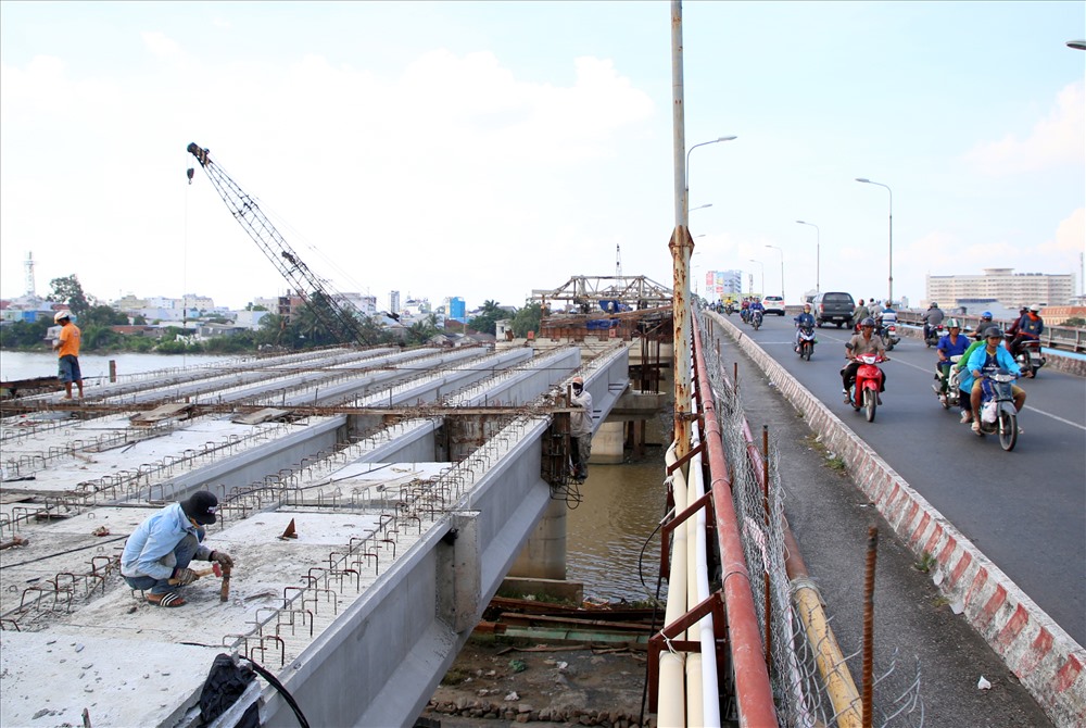 Cuối 2017, đầu năm 2018, cầu Quang Trung (đơn nguyên 2, bên trái ảnh) thuộc dự án Phát triển TP.Cần Thơ và tăng cường khả năng thích ứng đô thị (dự án 3) rục rịch khởi động xây dựng ở ngay bên cạnh cầu Quang Trung “tử thần” (phải ảnh).