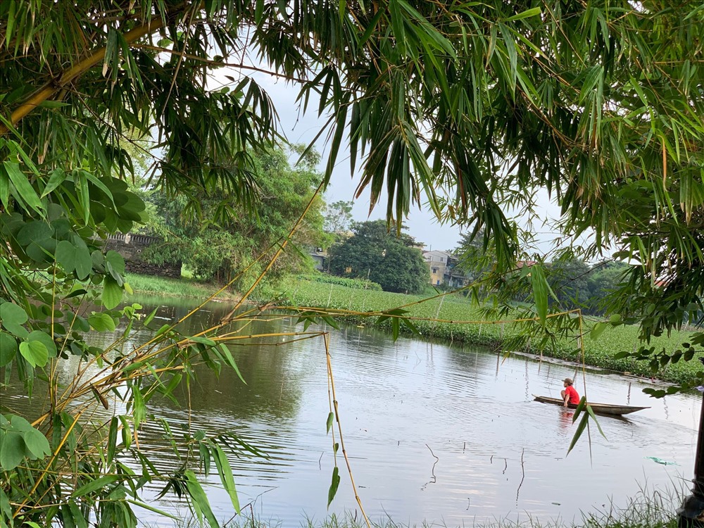 Hàng ngày, có nhiều người đến đây để câu cá.