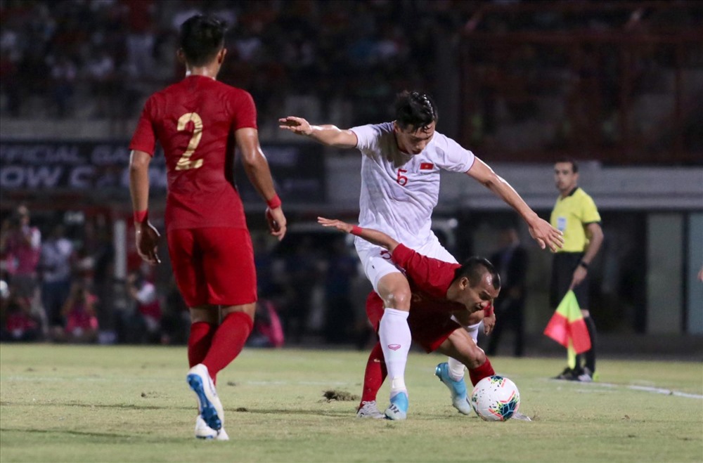 Pha phạm lỗi của cầu thủ Indonesia dẫn đến bàn thắng 0-2 từ chấm phạt đền của Quế Ngọc Hải. Ảnh: Minh Tùng