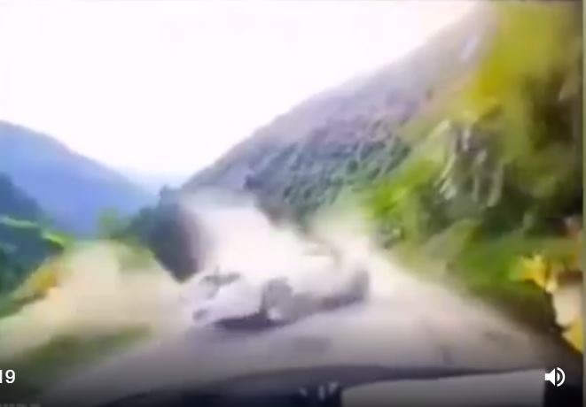 Chiếc xe khi bị đá rơi trúng và sau tai nạn. Ảnh chụp màn hình.