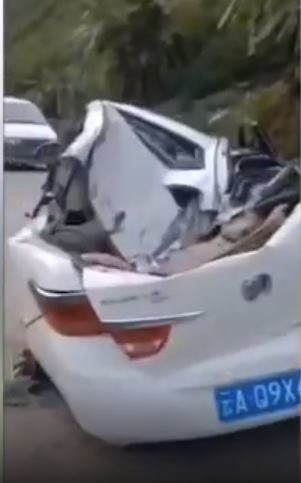 Chiếc xe khi bị đá rơi trúng và sau tai nạn. Ảnh chụp màn hình.