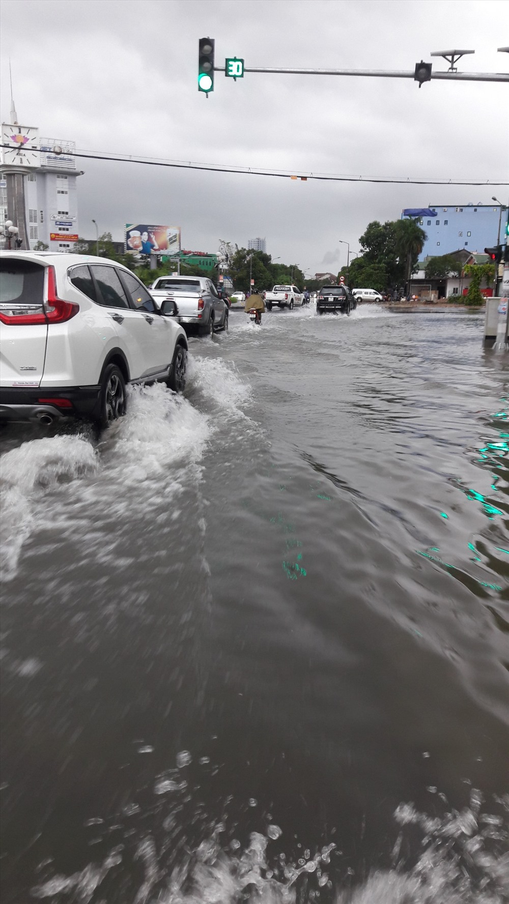 Ngập nặng tại vòng xuyến Hải Quan TP Vinh.