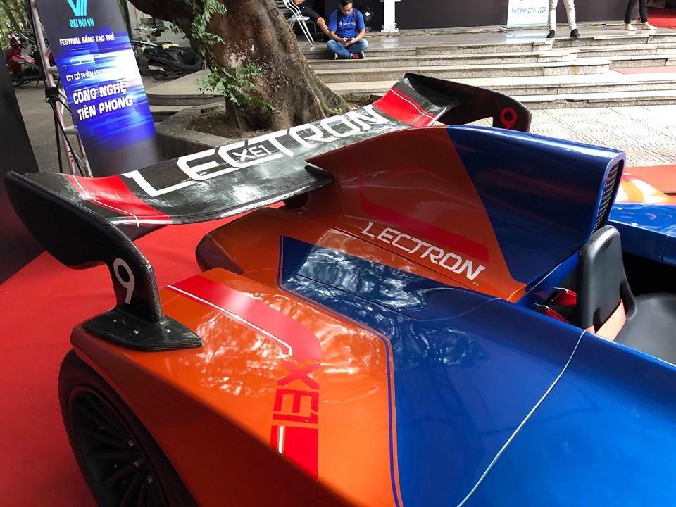 Theo anh Nguyễn Hoàng Việt, đại diện đơn vị sáng lập ra mô hình “siêu xe F1” cho biết: “Đây là xe ô tô điện đầu tiên được thiết kế và hoàn thiện tại Việt Nam“. Ảnh: Sơn Tùng.