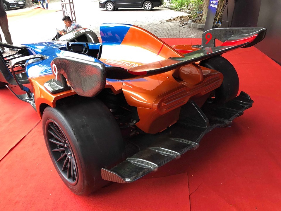 Được biết, nhóm sản sáng lập ra siêu xe Lectron XE1 gồm 8 kĩ sư Việt. Điều này cũng chứng minh cho các thanh niên Việt Nam thấy được, chỉ với một đội ngũ nhỏ có tâm huyết, việc nghiên cứu, làm ra chiếc ô tô điện hoàn chỉnh đầu tiên ở Việt Nam là hoàn toàn có thể. Ảnh: Sơn Tùng.