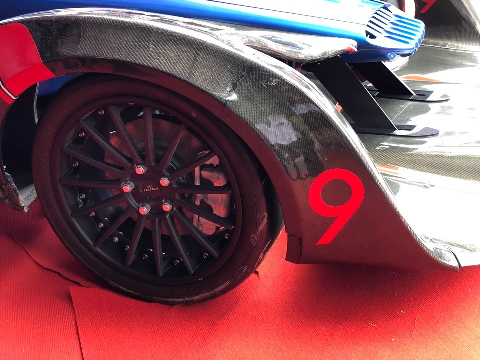 Điều đáng nói là, Lectron XE1 có thiết kế khí động học như chiếc xe F1 để thi đấu tại giải đua danh giá. Ảnh: Sơn Tùng.