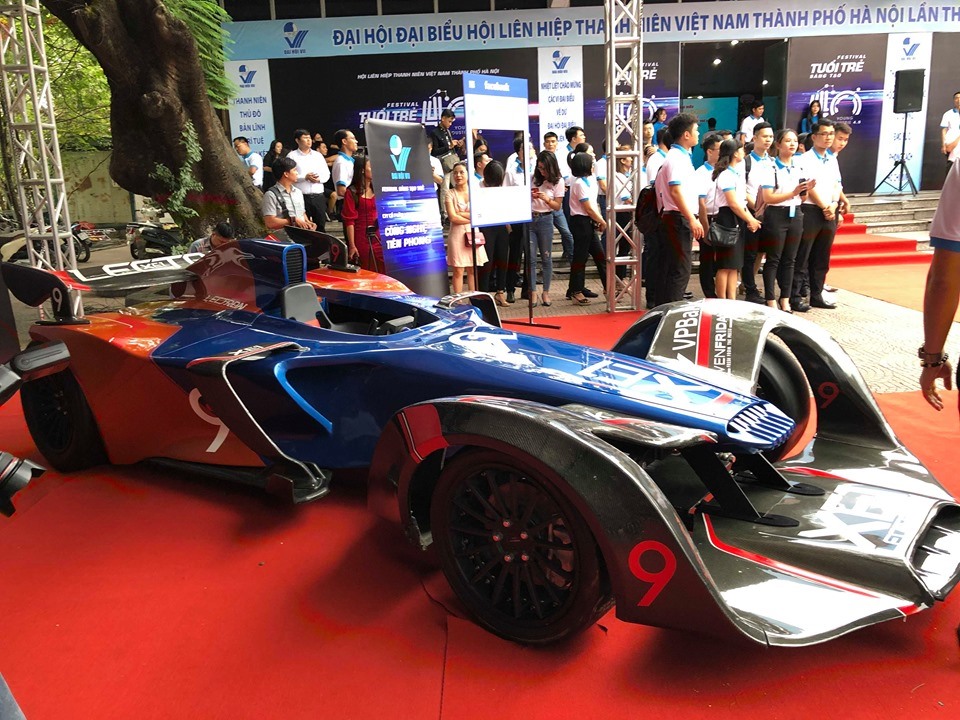 “Siêu xe F1” – Lectron XE1 có động cơ chạy bằng điện, thân thiện với môi trường. Ảnh: Sơn Tùng.