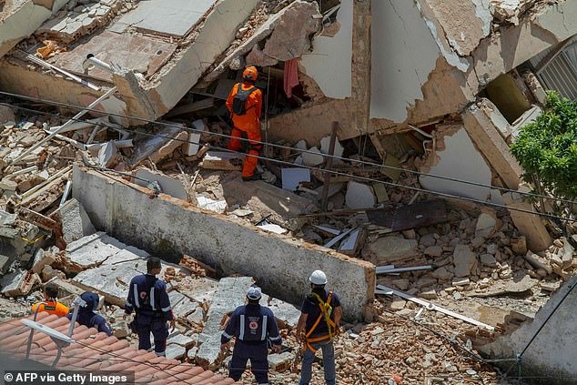 Một số hình ảnh tại hiện trường toà chung cư bị đổ. Ảnh: AP, AFP, Getty Images