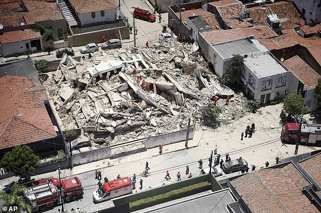 Một số hình ảnh tại hiện trường toà chung cư bị đổ. Ảnh: AP, AFP, Getty Images