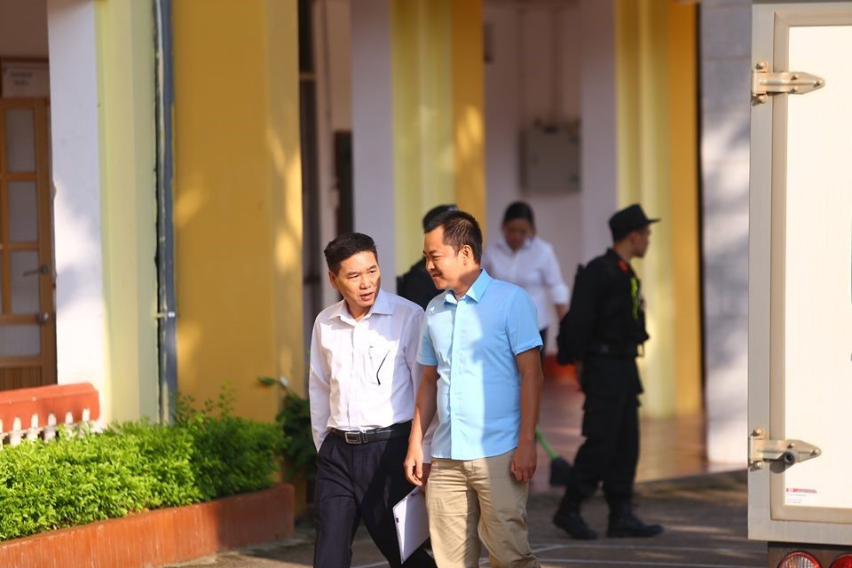 Bị cáo Đinh Hải Sơn (mặc áo xanh, cựu thiếu tá, nguyên Đội phó Đội giáo dục, Phòng An ninh chính trị nội bộ).