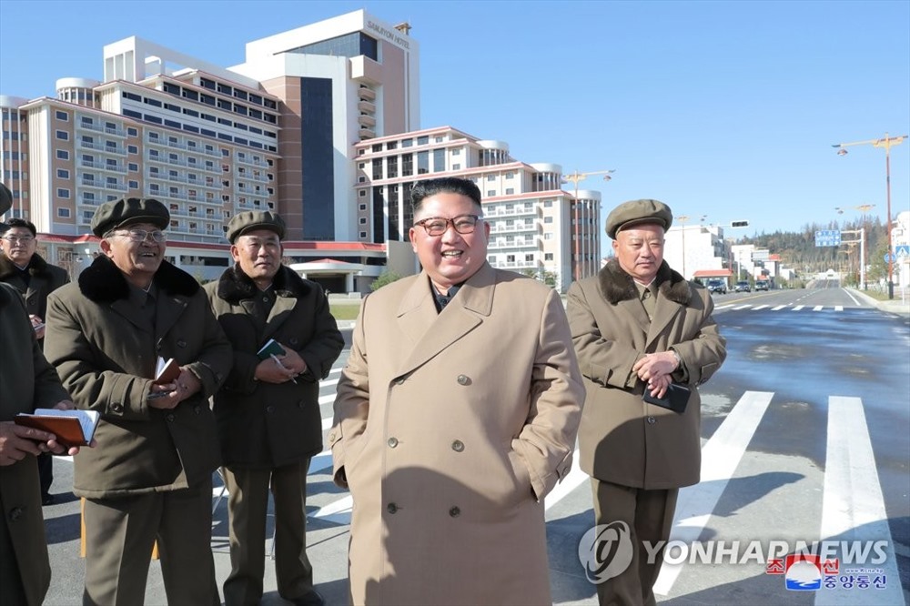 Ông Kim Jong-un và các quan chức thăm khu du lịch ở huyện Samjiyon. Ảnh: KCNA/Yonhap.