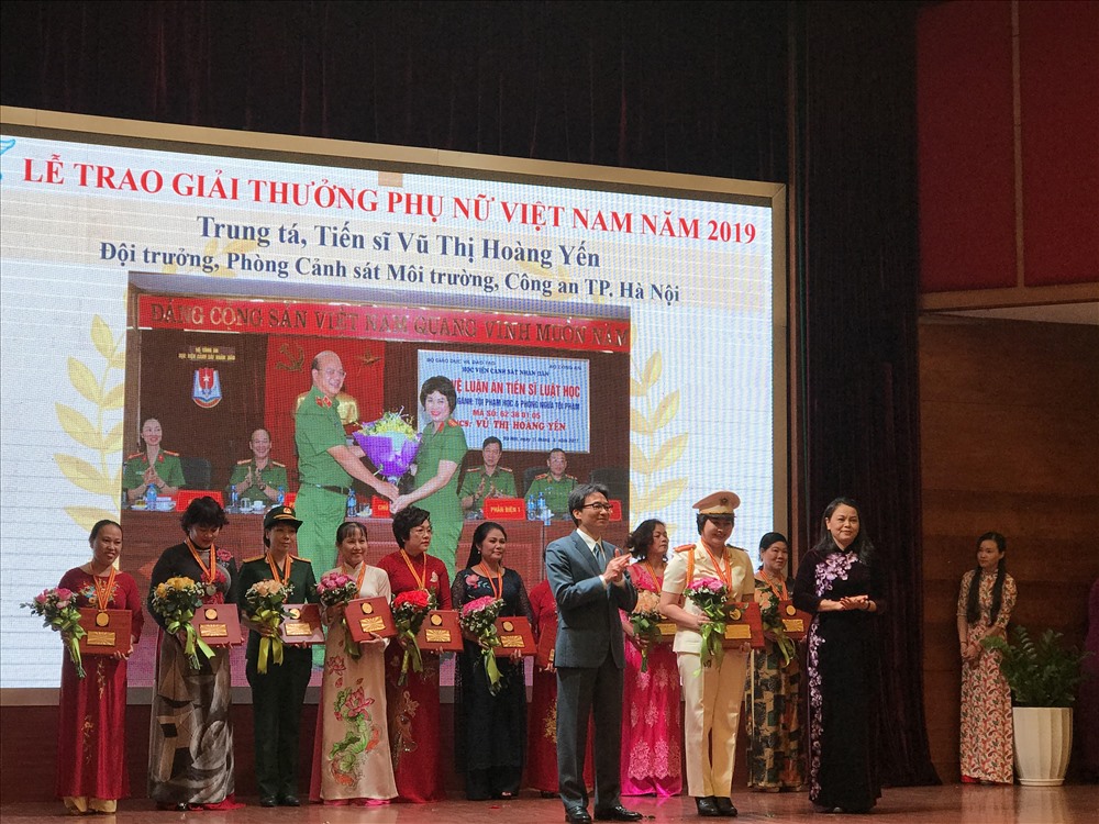 Chị Vũ Thị Hoàng Yến nhận giải thưởng Phụ nữ Việt Nam 2019. Ảnh: Thanh Tâm