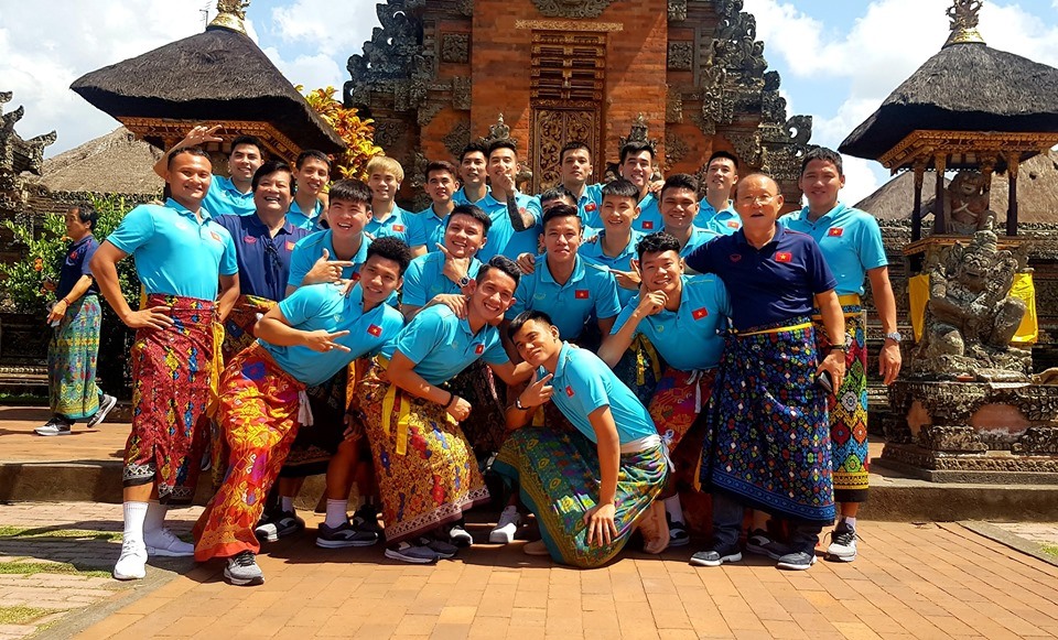 Sáng 16.10, các cầu thủ Việt Nam có dịp ghé thăm cung điện Ubud, một trong những địa điểm nổi tiếng tại Bali (Indonesia). Ảnh: VFF
