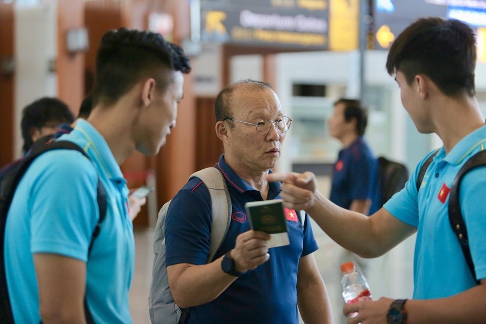 HLV Park Hang-seo và các cầu thủ sau đó đã di chuyển ra sân bay về Việt Nam. Ảnh: Trung Hiếu