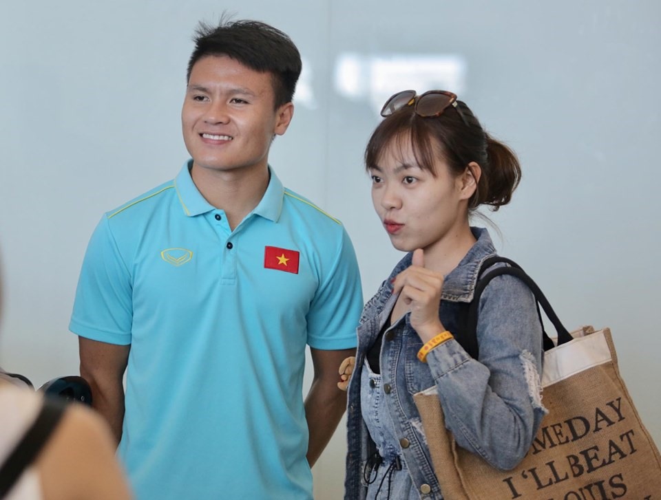 Quang Hải chụp ảnh cùng cổ động viên tại sân bay. Ảnh: Trung Hiếu