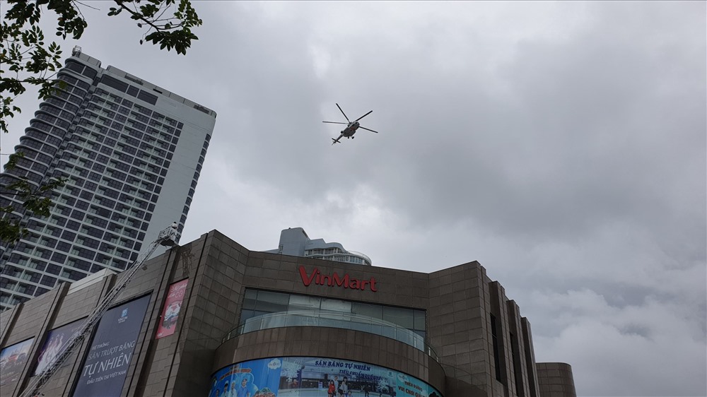 Lực lượng cứu hộ cũng điều động trực thăng đến cứu người.