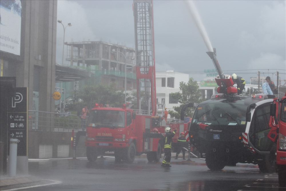 Xe cứu hỏa của Cảng Hàng Không Quốc tế Đà Nẵng cùng xe cứu hỏa của nhiều đơn vị đóng trên địa bàn TP khẩn trương chữa cháy và cứu người bị nạn.