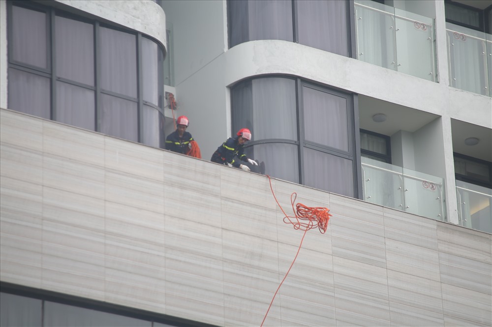 Lực lượng chiến sĩ PCCC đang thả dây để chuẩn bị đưa các nạn nhân trong tòa nhà xuống đất.