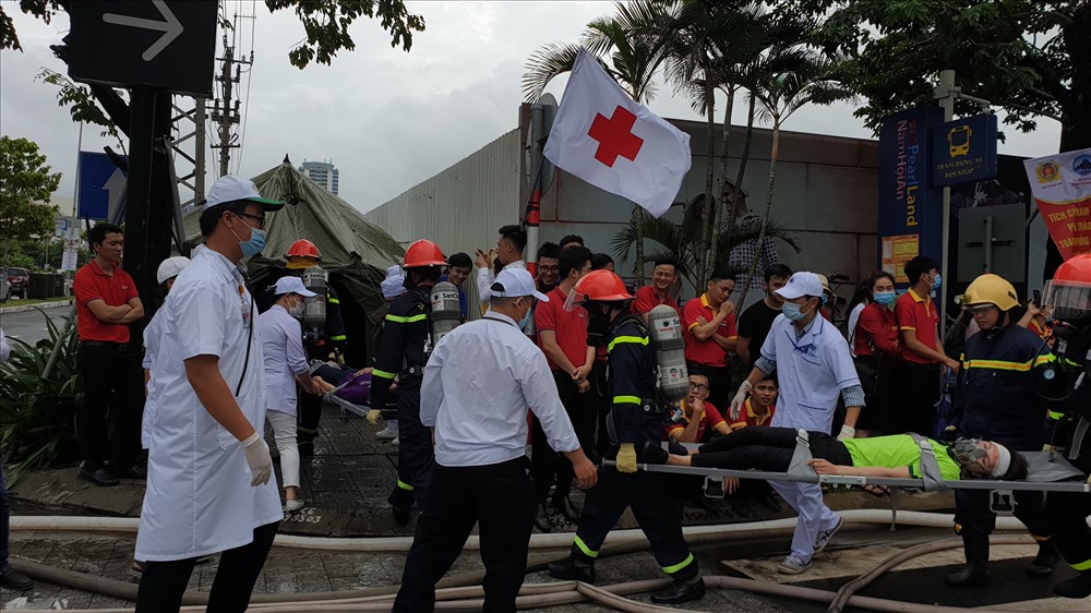 Người bị nạn được đưa xuống đất và bộ phận y tế tiến hành cấp cứu.