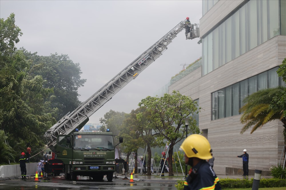 Xe thang của lực lượng PCCC được huy động đến hiện trường để tiếp cận các căn hộ ở trên cao của tòa nhà Azura.