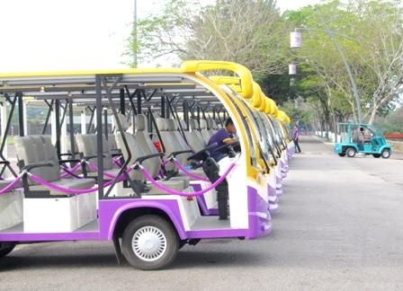 Ngoài dự án xe đạp thông minh, hiện nay trong Quần thể Di tích Kinh thành Huế cũng đã sử dụng xe điện đưa khách tham quan nhằm babor vệ môi trường.
