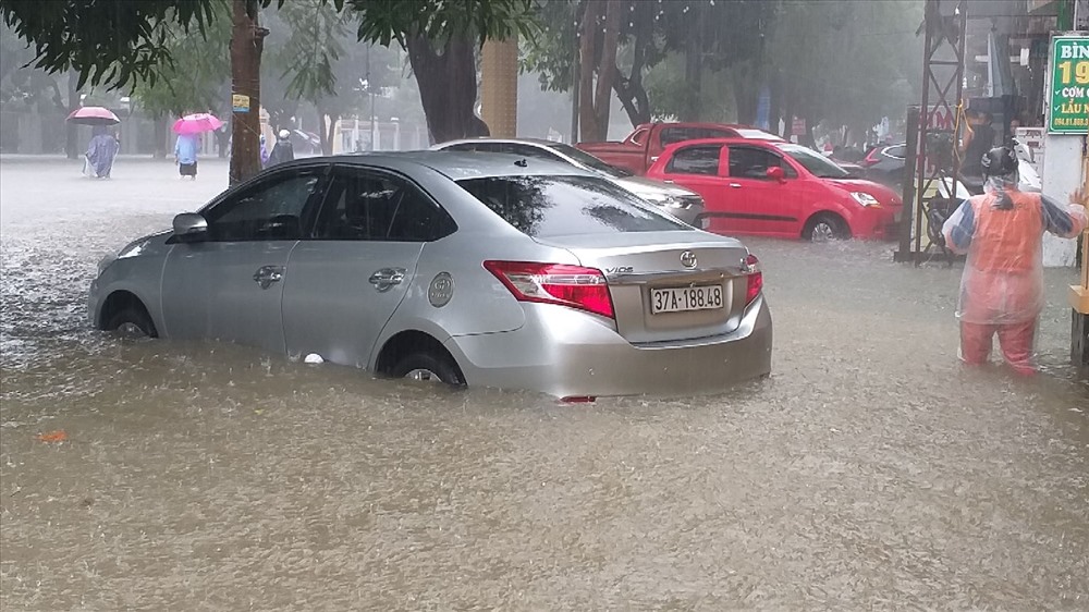 Ngày 16.10, hầu hết các tuyến phố ở Vinh đã bị ngập, nhiều tuyến ngập nặng, nhiều ô tô chết máy chôn chân trong dòng nước.