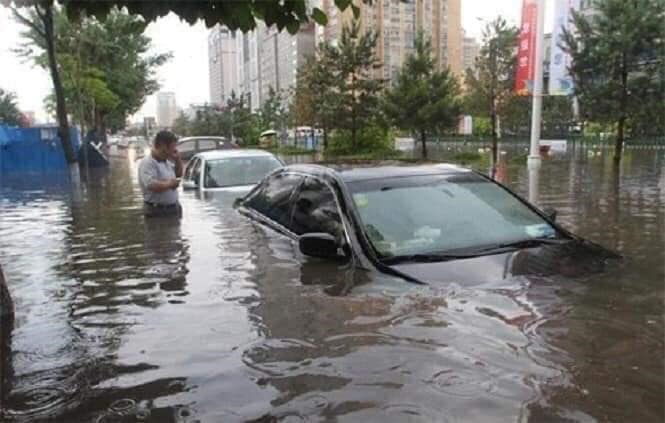Nhiều ô tô nước gần như “nuốt chửng” trước sự bất lực của chủ xe. Ảnh: CTV