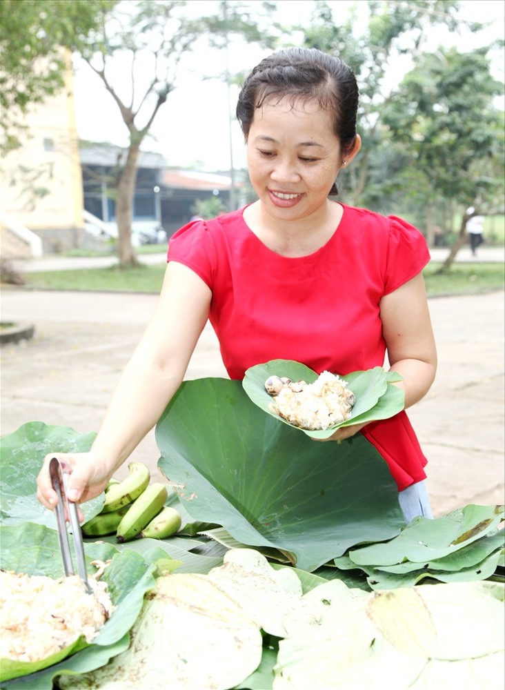 Gói hàng bằng lá sen vừa sạch vừa đẹp. Ảnh: K.Q