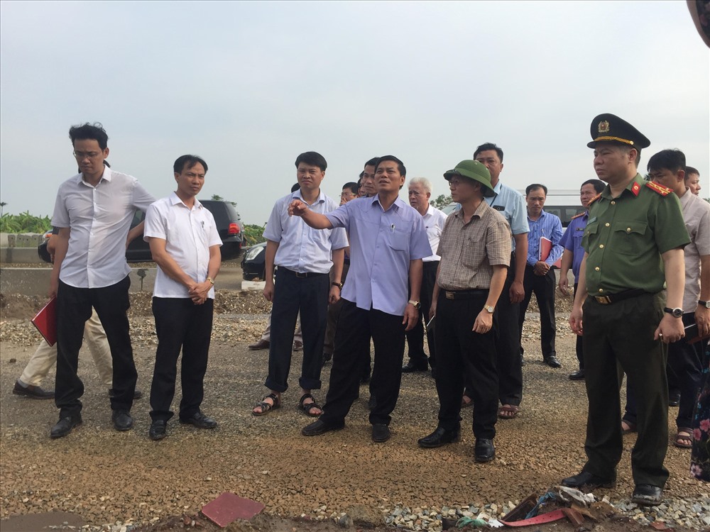 Chủ tịch UBND TP Hải Phòng Nguyễn Văn Tùng kiểm tra khu vực các đối tượng chiếm đất - ảnh HH
