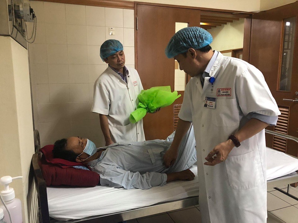 GS.TS Phạm Như Hiệp - Giám đốc Bệnh viện Trung ương Huế khám cho bệnh nhân trước khi xuất viện.
