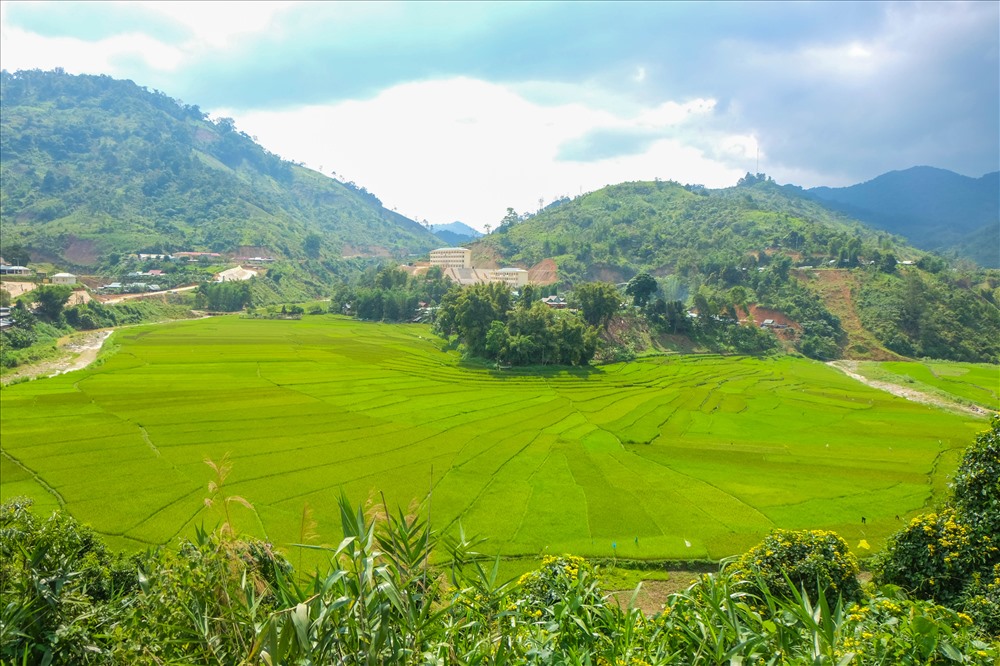 Để đến được ruộng bậc thang ở vùng núi tỉnh Quảng Nam, du khách đi dọc theo Quốc lộ 14G đến thị trấn Prao (huyện Đông Giang), rồi từ đây đi đường Hồ Chí Minh để qua huyện Tây Giang, đâu đâu cũng bắt gặp những khoảnh ruộng bậc thang giữa rừng của người đồng bào dân tộc Cơ Tu.