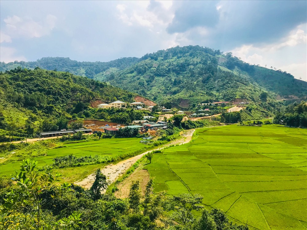 Trên trục đường đường dẫn về hai xã vùng biên Ga Ri và Ch’Ơm của huyện Tây Giang (tỉnh Quảng Nam), khi xe bắt đầu đổ xuống con dốc cũng là lúc Chuôr hiện ra với vẻ hoang sơ, mộc mạc của từng thửa ruộng đến nổi làm con người ta phải reo lên vì quá tuyệt diệu. Ruộng bậc thang Chuôr, nó nằm gọn trong một thung lũng được bao bọc bởi thôn A Rầng 1, A Rầng 2 và A Rầng 3.