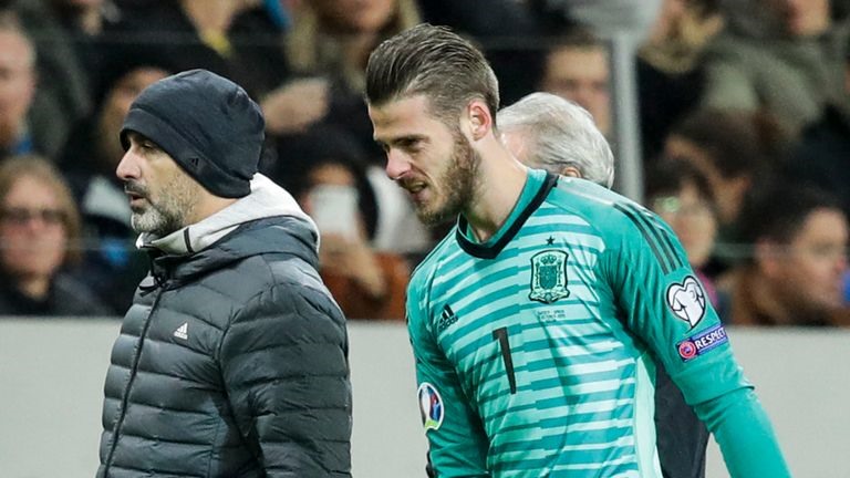 De Gea (phải) gặp chấn thương khi thi đấu cho ĐT Tây Ban Nha. Ảnh: Sky Sports