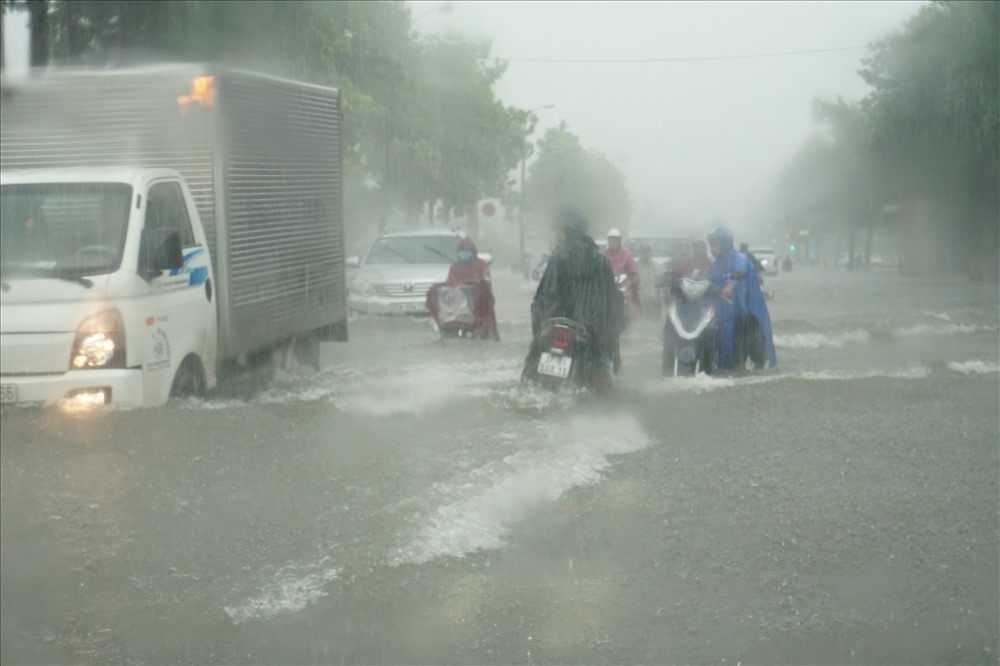 Trận mưa lũ lịch sử đã làm giao thông Vinh tê liệt. Ảnh: QĐ