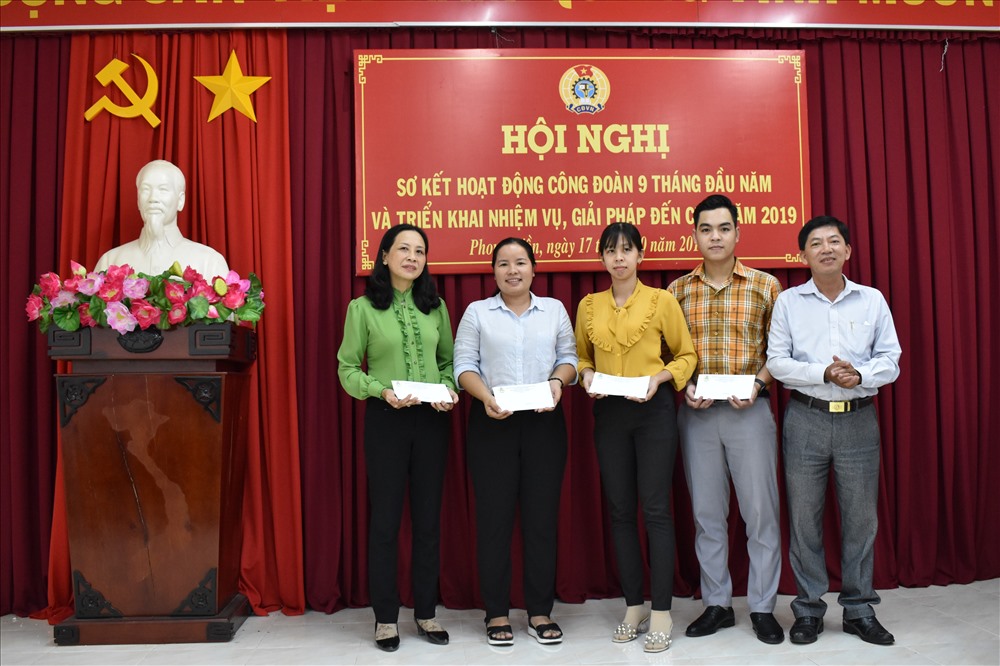 Ông Nguyễn Hoàng Kịch - trao quà cho các đoàn viên đã đạt thành tích trong phong trào tuyên truyền hoạt động Công đoàn huyện Phong Điền. Ảnh: Thành Nhân