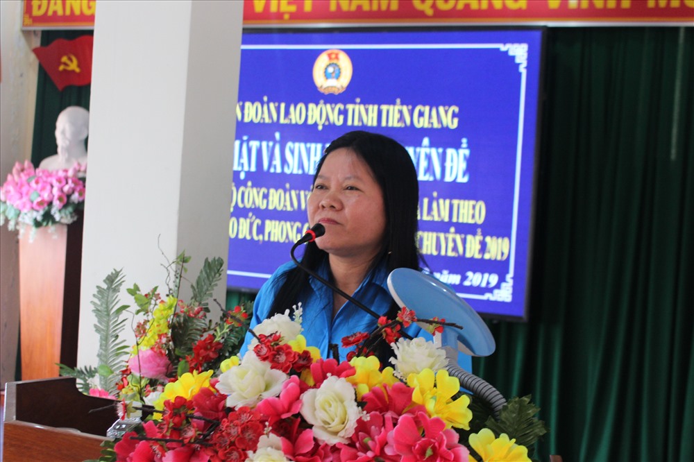 Bà Nguyễn thị Thùy Dương - Chủ tịch Công đoàn các KCN Tiền Giang - phát biểu chia sẻ vai trò của cán bộ công đoàn nữ. Ảnh: K.Q