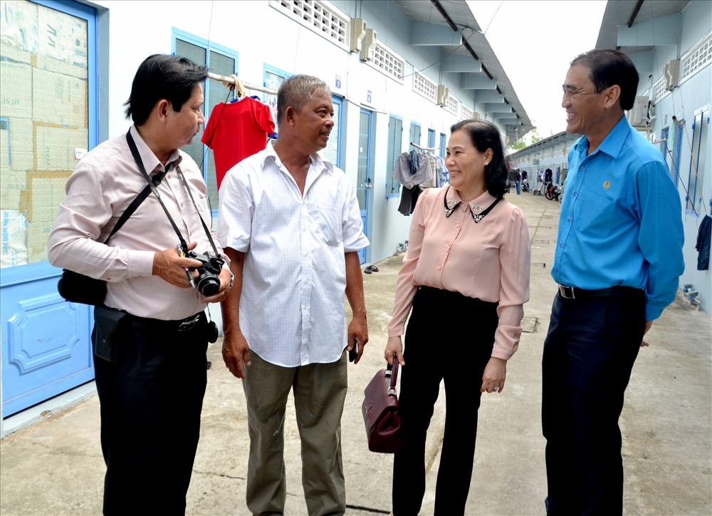 Phó Chủ tịch LĐLĐ Đồng Tháp Đặng Thị Kim Đang (thứ 2 từ phải sang) thăm mô hình Hội quán Nhà trọ Công nhân. Ảnh: Lục Tùng