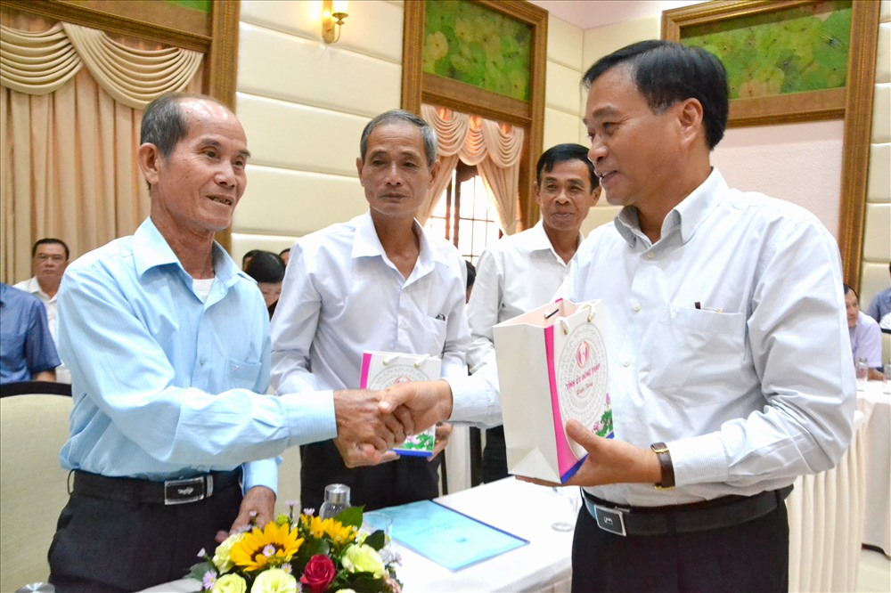 Chủ tịch UBND tỉnh Đồng Tháp Nguyễn Văn Dương (bìa phải) xuống tận nơi tặng điện thoại thông minh cho đại diện các Hội quán. Ảnh: Lục Tùng