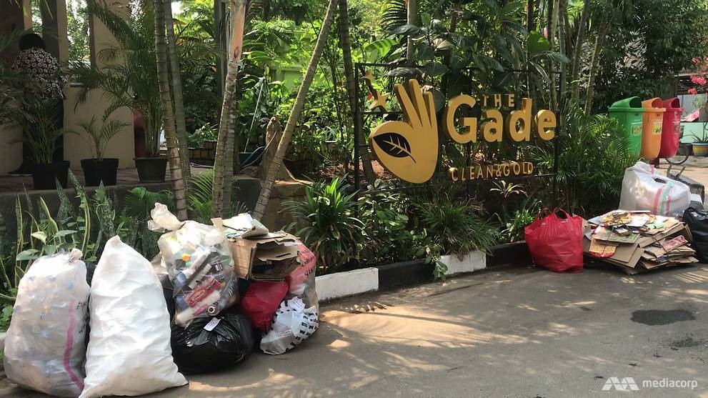 Chương trình đổi rác lấy vàng thu hút nhiều người tham gia ở Jakarta. Ảnh: Media Corp