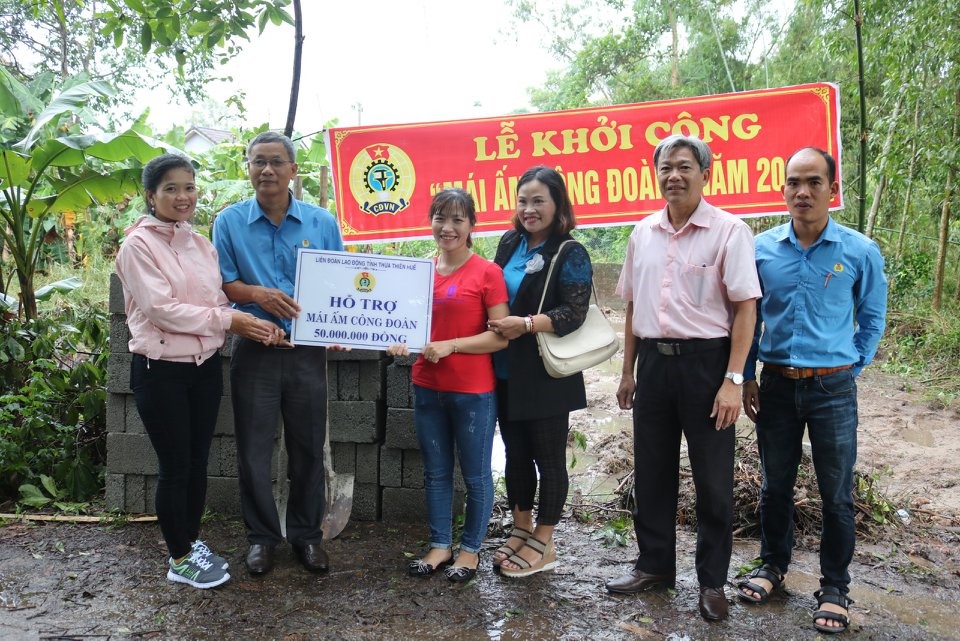 Công đoàn Khu Kinh tế - Công nghiệp tỉnh Thừa Thiên - Huế trao “Mái ấm Công đoàn” cho đoàn viên.