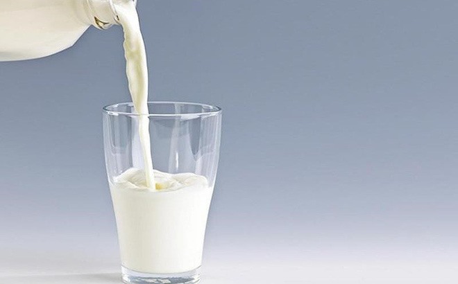 Uống sữa mỗi ngày sẽ bổ sung canxi cần thiết cho cơ thể của trẻ. Ảnh: T. L.
