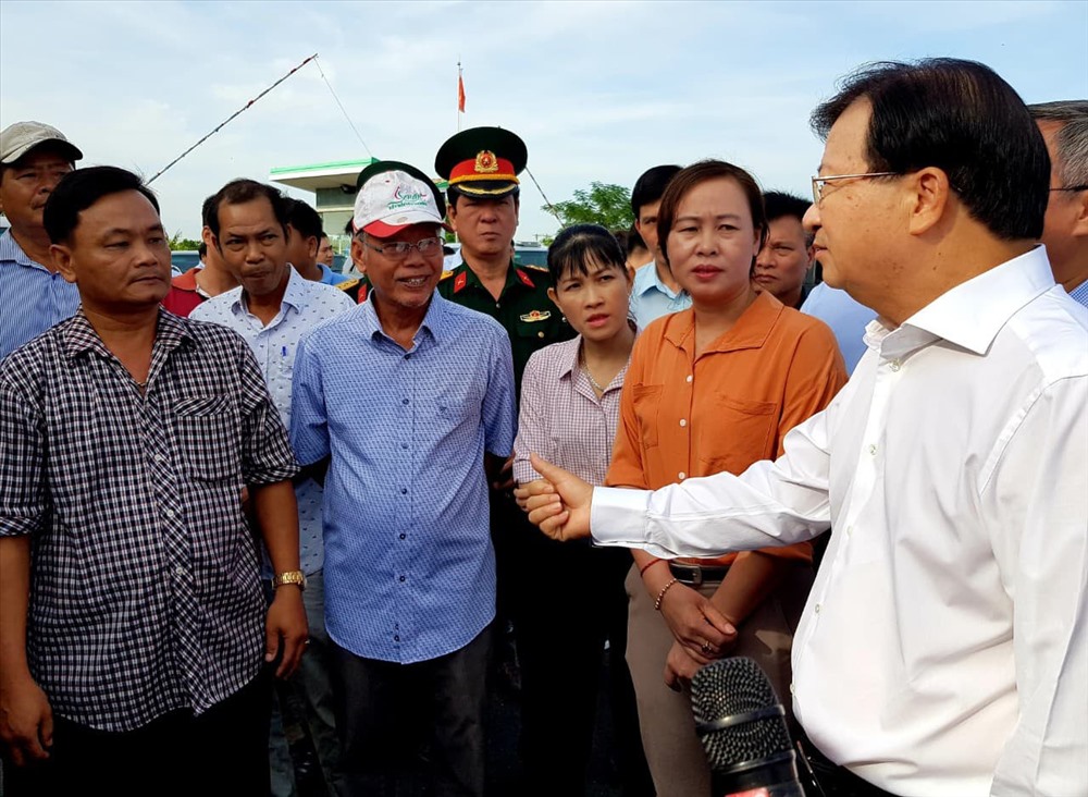 Phó thủ tướng Trịnh Đình Dũng trao đổi với cán bộ địa phương và người dân trong vùng dự án sân bay Long Thành ngày 16.10. Ảnh: PV