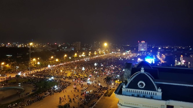 Buổi tối ở quảng trường Lam Sơn, TP. Thanh Hoá. Ảnh: Ngọc Hân