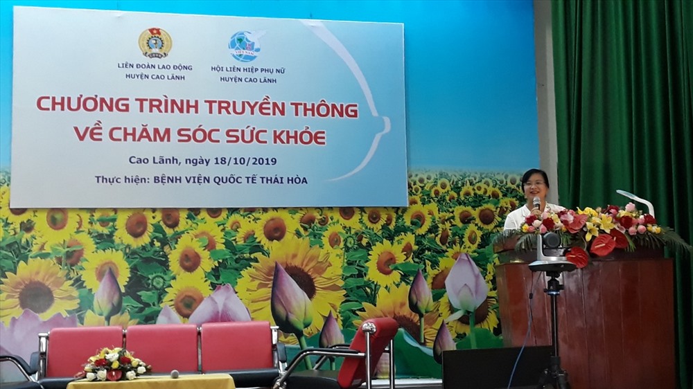 Đồng chí Huỳnh Thị Hoài Thu - Tỉnh ủy viên, Bí thư Huyện ủy, chủ tịch Hội đồng nhân dân huyện Cao Lãnh phát biểu tại hội nghị