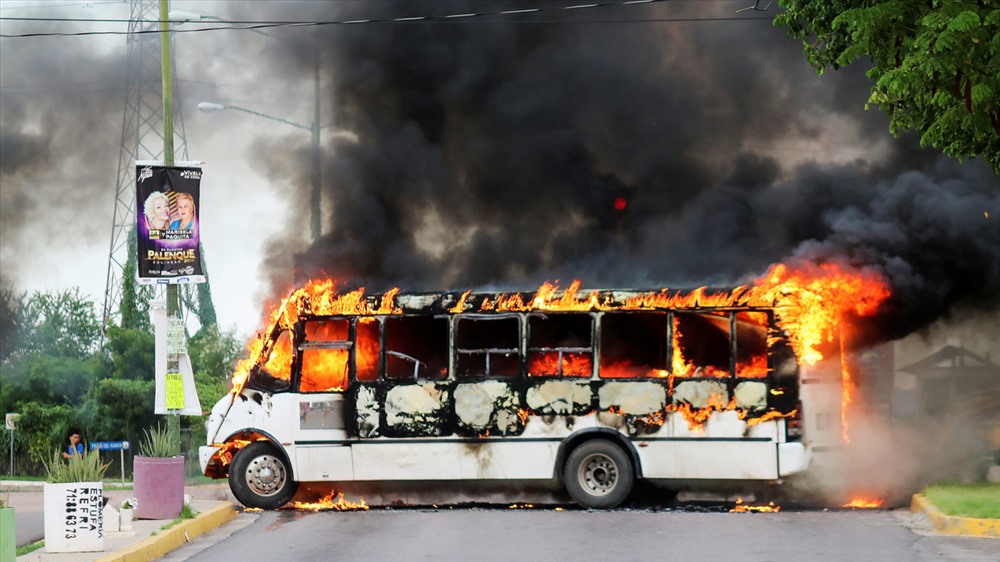Một chiếc xe buýt đang bốc cháy do các tay súng trong băng đảng ma túy dùng để chặn đường trong cuộc đụng độ sau khi các lực lượng liên bang Mexico bắt Ovidio Guzman - con trai của trùm ma túy Joaquin “El Chapo” Guzman, ở Culiacan, bang Sinaloa, Mexico. Ảnh: Reuters.
