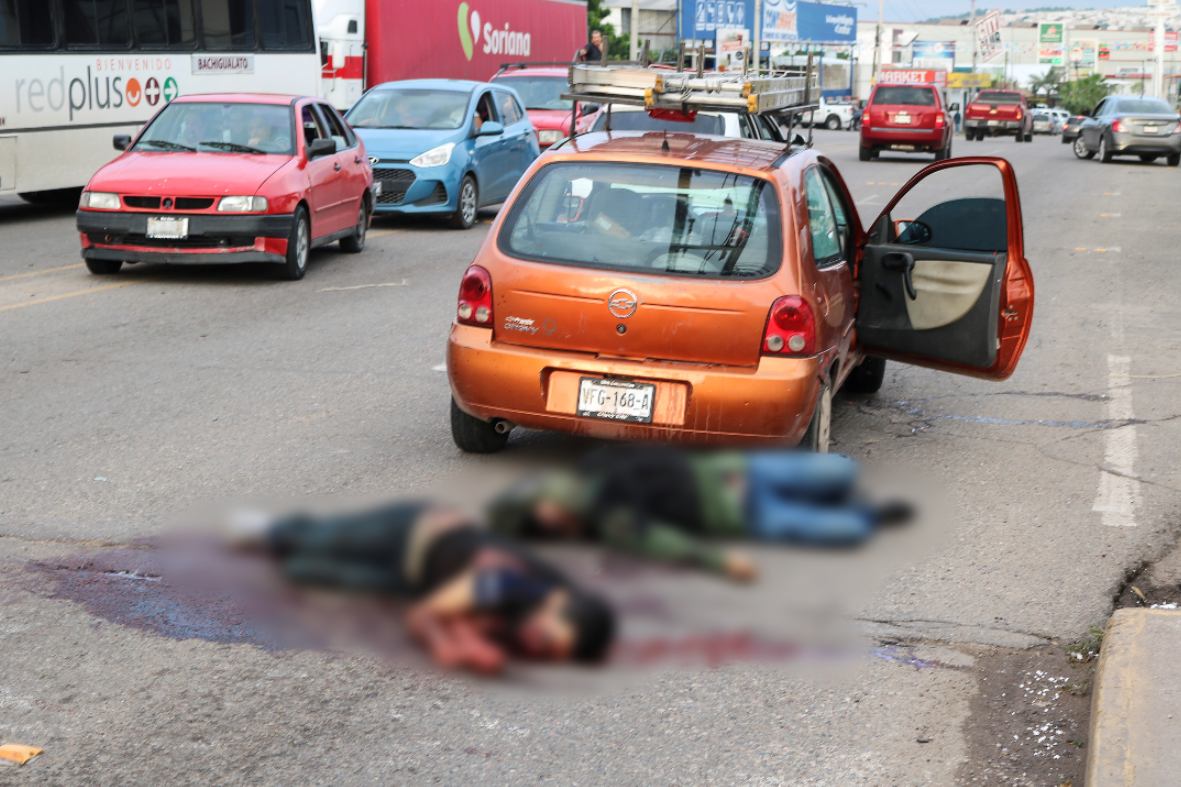Các thi thể nằm rải rác cạnh cách phương tiện trong cuộc đụng độ giữa lực lượng liên bang Mexico và các băng đảng. Ảnh: Reuters.