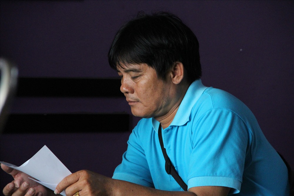 “Hiệp sĩ” Nguyễn Thanh Hải đọc quyết định cho thôi không hoạt động trong Câu lạc bộ phòng chống tội phạm của phường - Ảnh: Đình Trọng