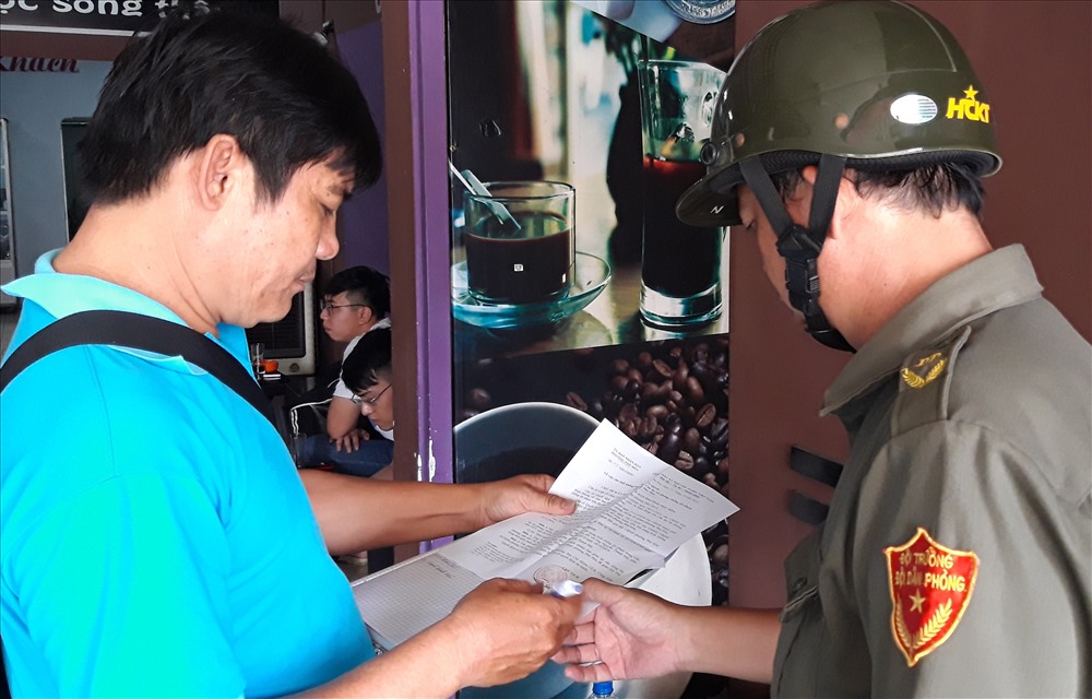 Đội trưởn Đội dân phòng phường Phú Hòa đến trao quyết định cho “hiệp sĩ” Nguyễn Thanh Hải - Ảnh: Đình Trọng